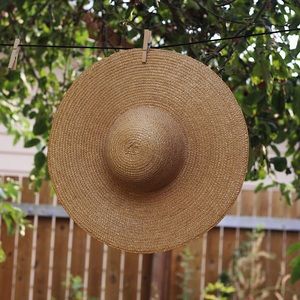 Large brim straw hat 🌞👒